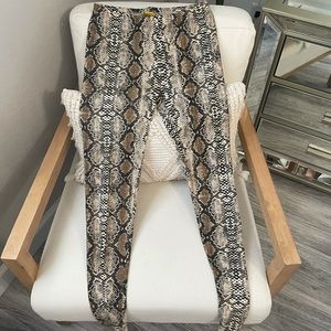 Snakeprint leggings